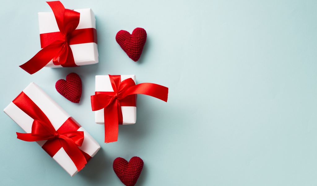 Подарки с красными сердечками на голубом фоне