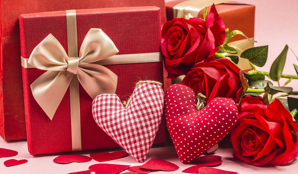 Два подарка с красными розами и тканевыми сердечками