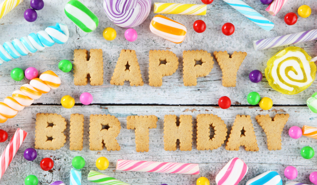 Печенье и конфеты на столе на День Рождения