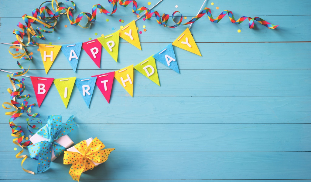 Флажки из бумаги и подарки на День Рождения
