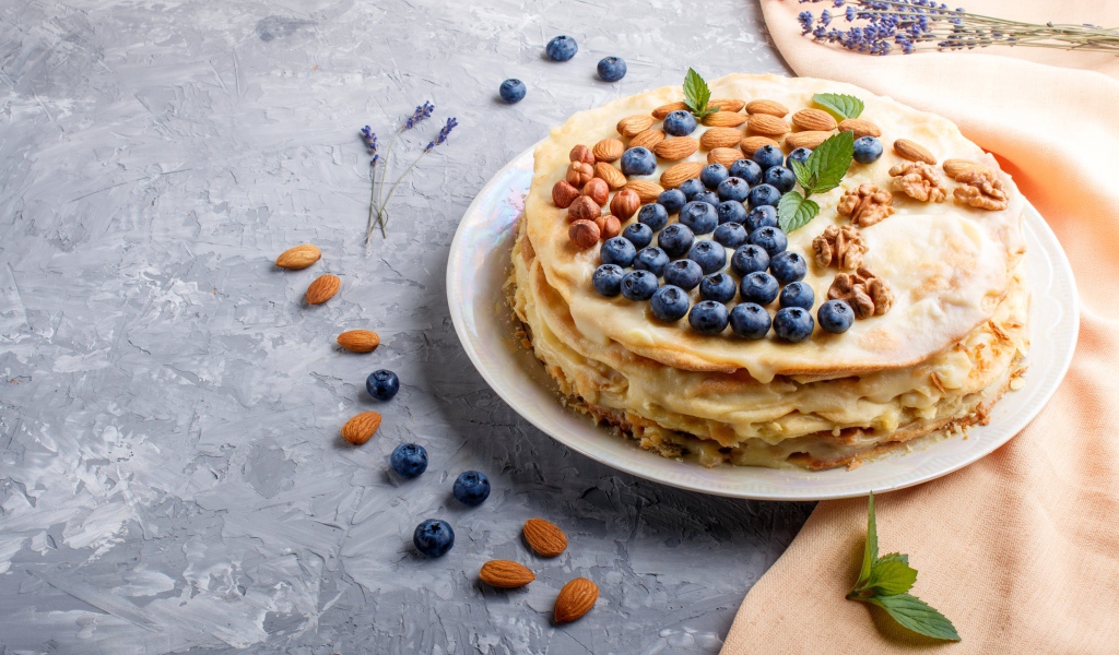 Торт из блинов с орехами и ягодами черники на Масленицу 2020