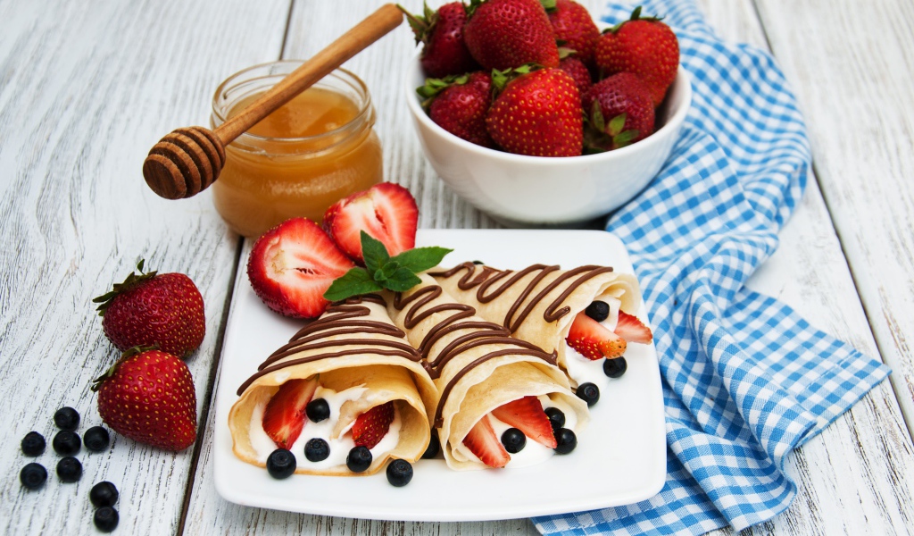 Блины со сметаной, ягодами черники и клубники на Масленицу