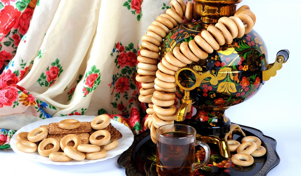 Самовар на столе с баранками и печеньем  на праздник Масленица 2020