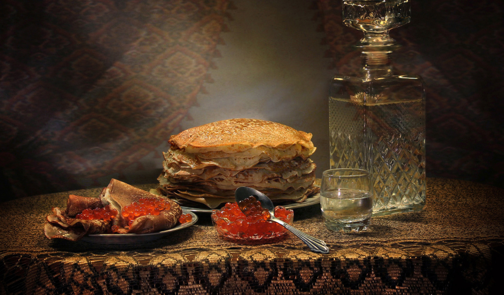 Водка и блины с красной икрой угощение на Масленицу 2020 