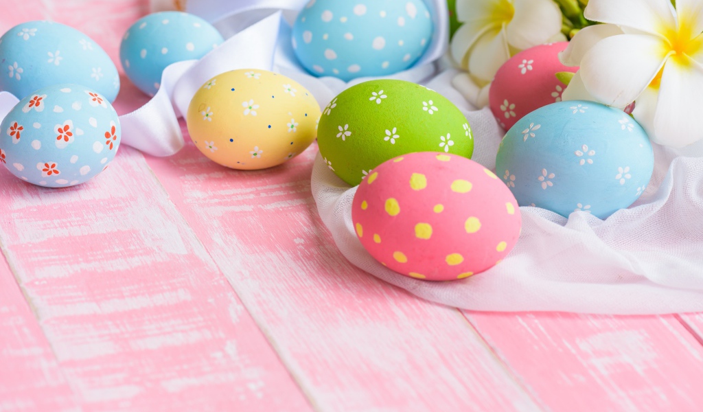 Красивые разноцветные яйца на столе на праздник Пасха