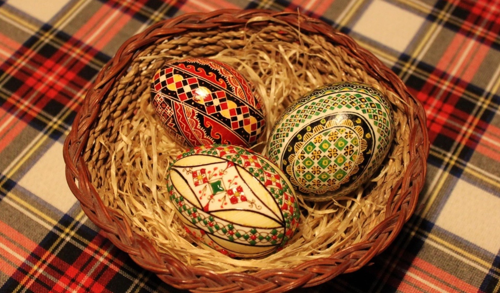 Красивые крашенки в гнезде на столе на Пасху