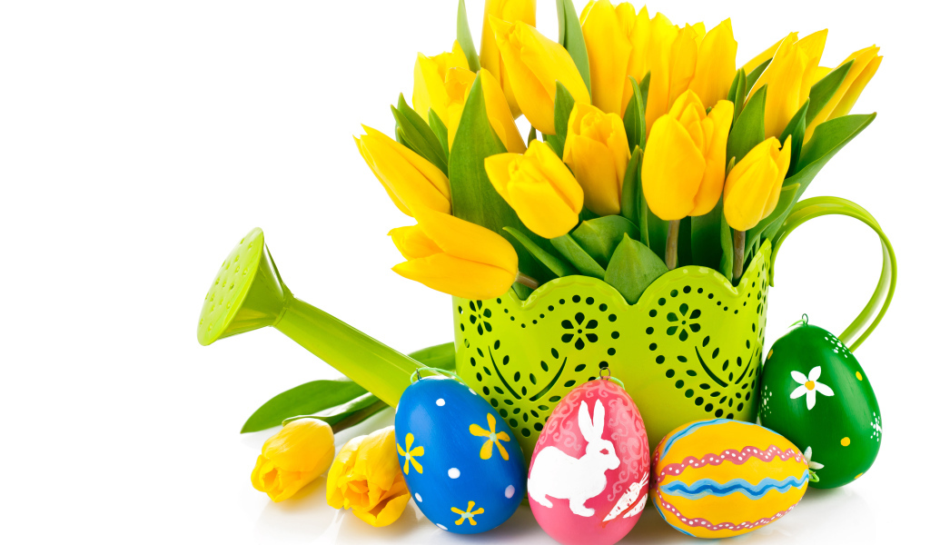 Букет желтых тюльпанов на белом фоне с пасхальными яйцами