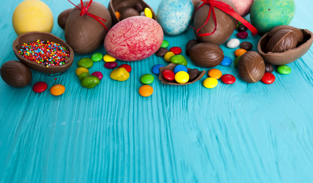 Шоколадные яйца и сладости на праздник Пасха