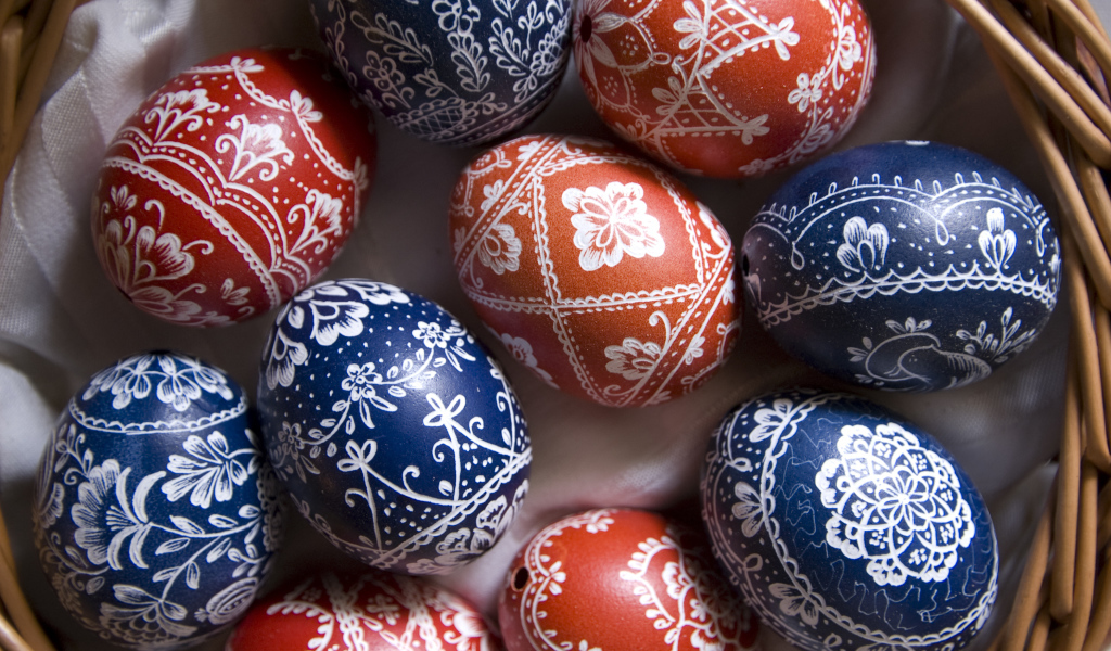 Крашеные яйца с красивым рисунком в корзине на Пасху