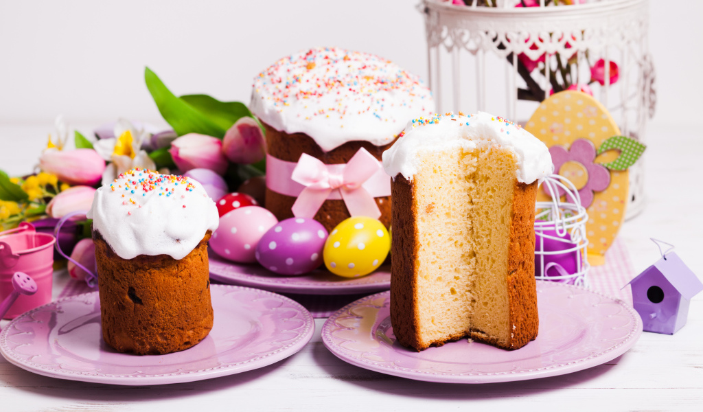 Вкусный ароматный кулич на столе с цветами на праздник Пасха 