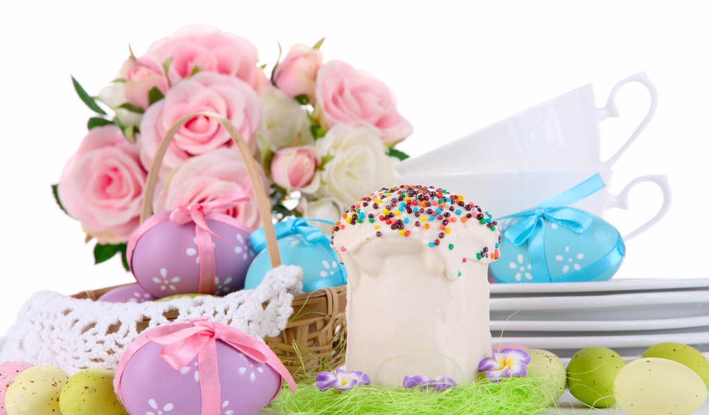 Пасхальный кулич, крашеные яйца и цветы на праздник