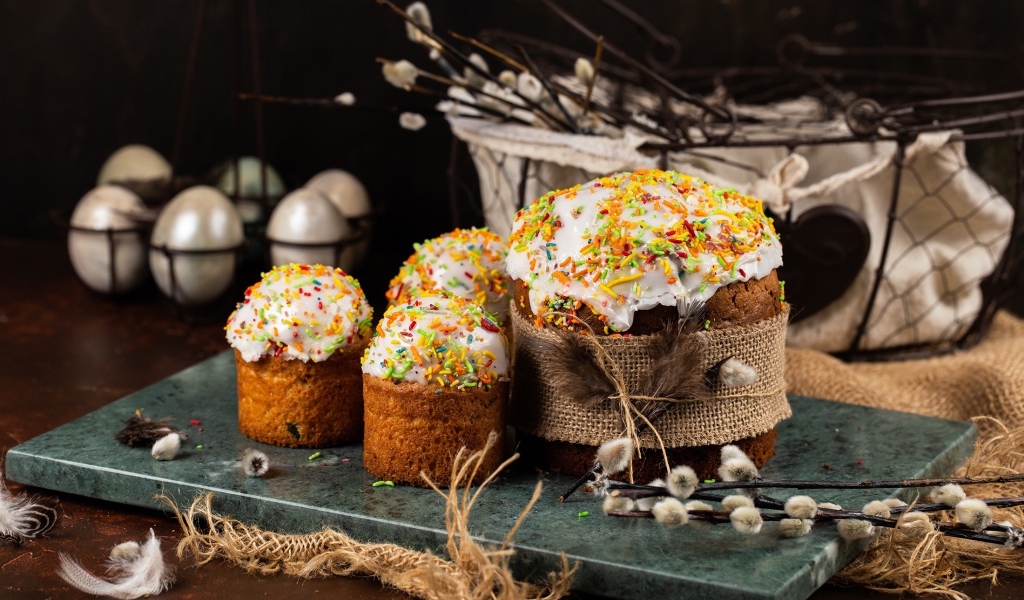 Пасхальные куличи на столе с ветками вербы на праздник 