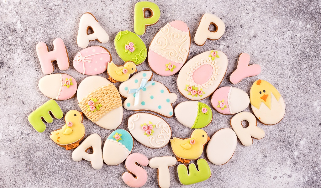 Печенье Счастливой Пасхи на сером столе