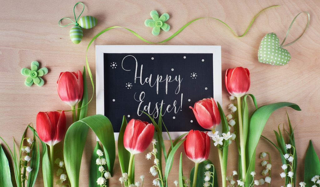 Надпись Счастливой Пасхи на столе с букетом тюльпанов