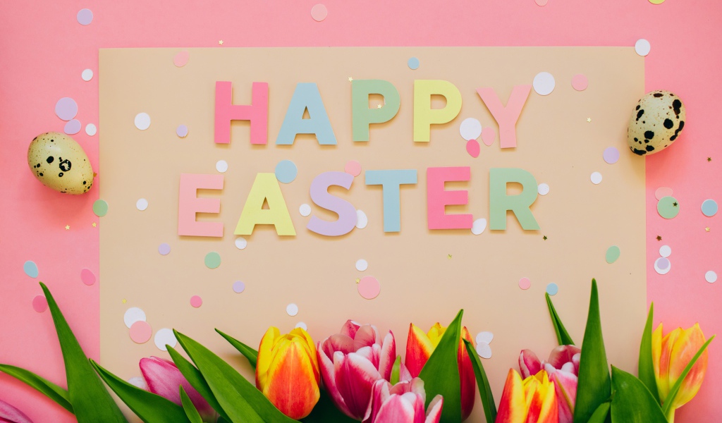 Надпись Счастливой Пасхи на столе с тюльпанами
