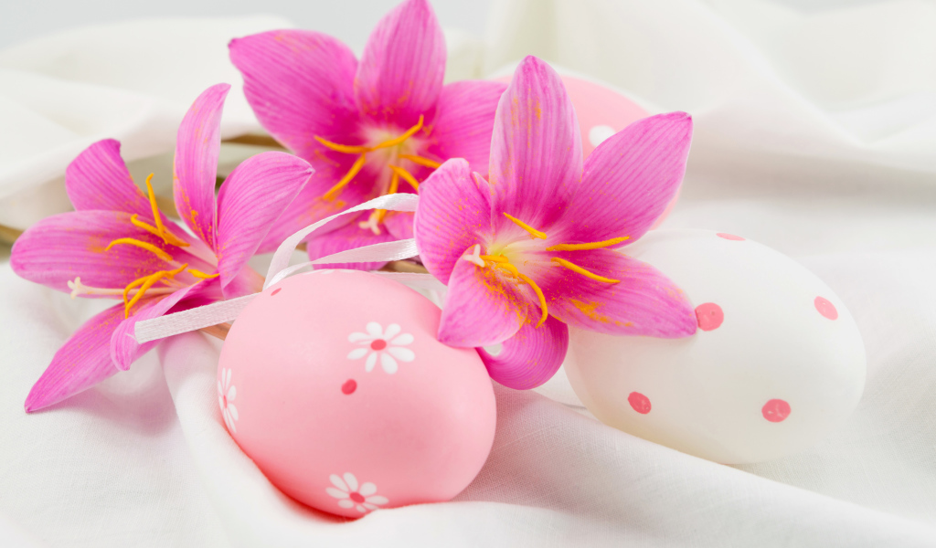 Розовые яйца с цветами на белой ткани на Пасху