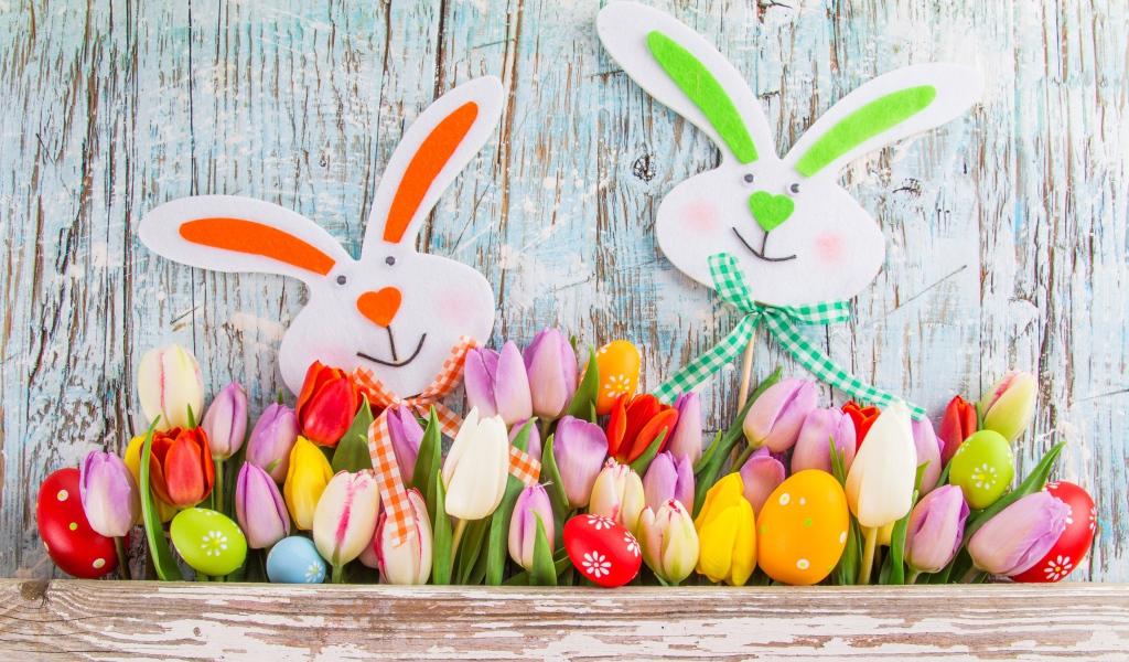 Тюльпаны, крашеные яйца и зайцы декор на праздник Пасха