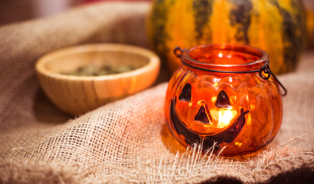 Светильник тыква на столе на праздник Хэллоуин