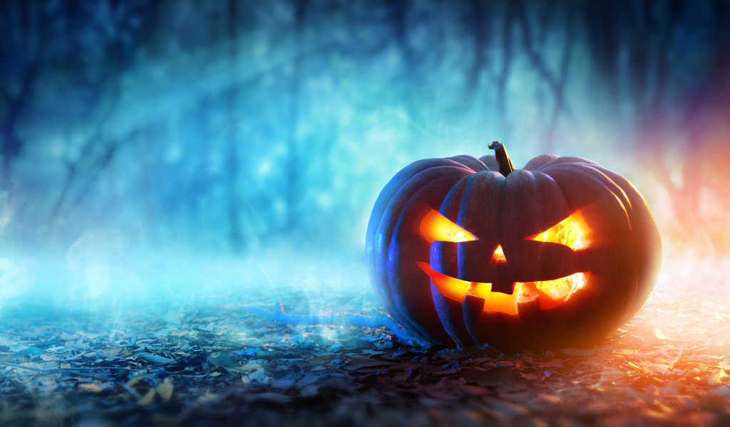 Грозный фонарь тыква на листве на Хэллоуин