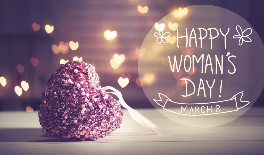 Большое розовое сердце на 8 марта