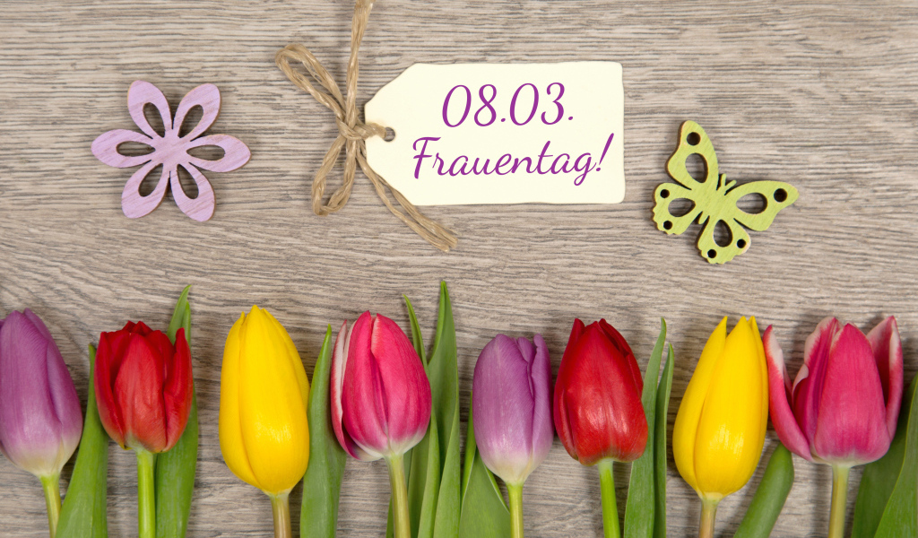 Букет разноцветных тюльпанов на 8 Марта