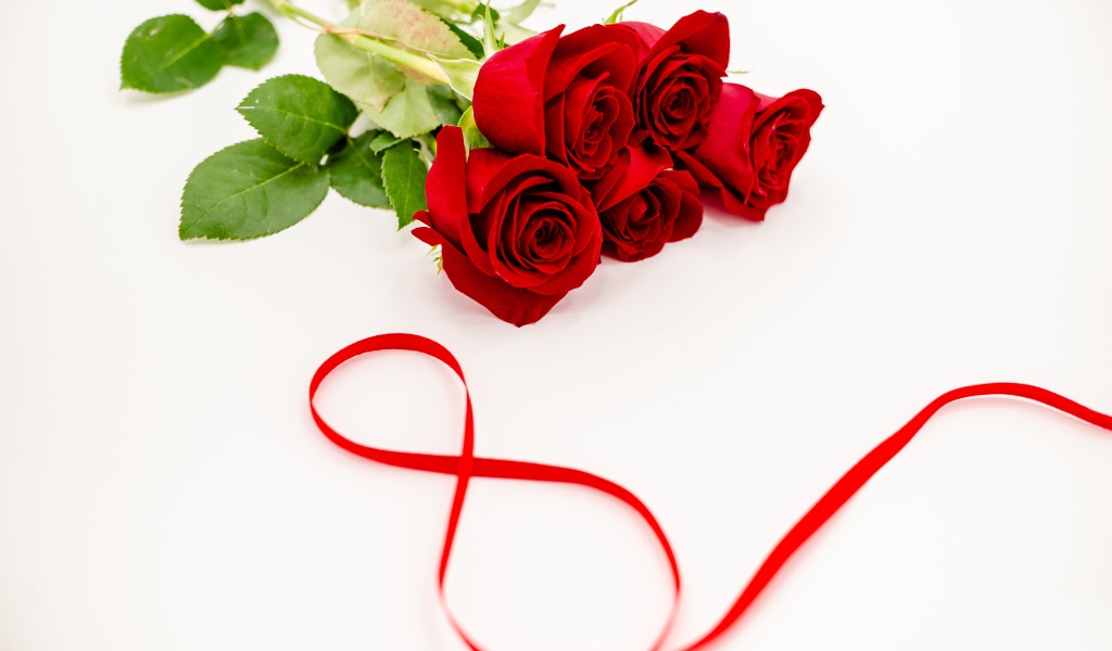 Букет красных роз и цифра 8 из атласной ленты на белом фоне