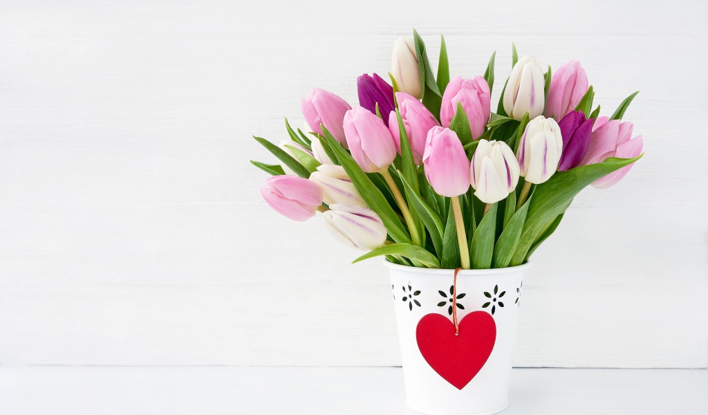 Букет тюльпанов в вазе и сердечко для любимой