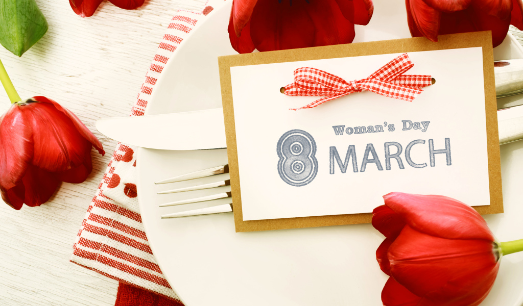 Открытка с красными тюльпанами на тарелке на 8 марта