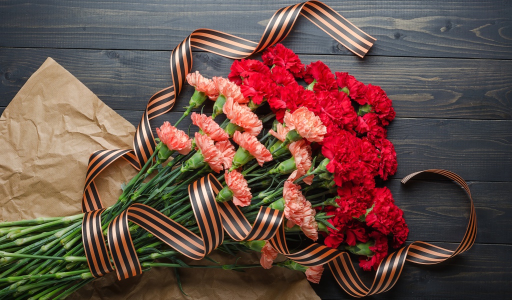 Букет гвоздик с георгиевской лентой на День Победы 9 мая 