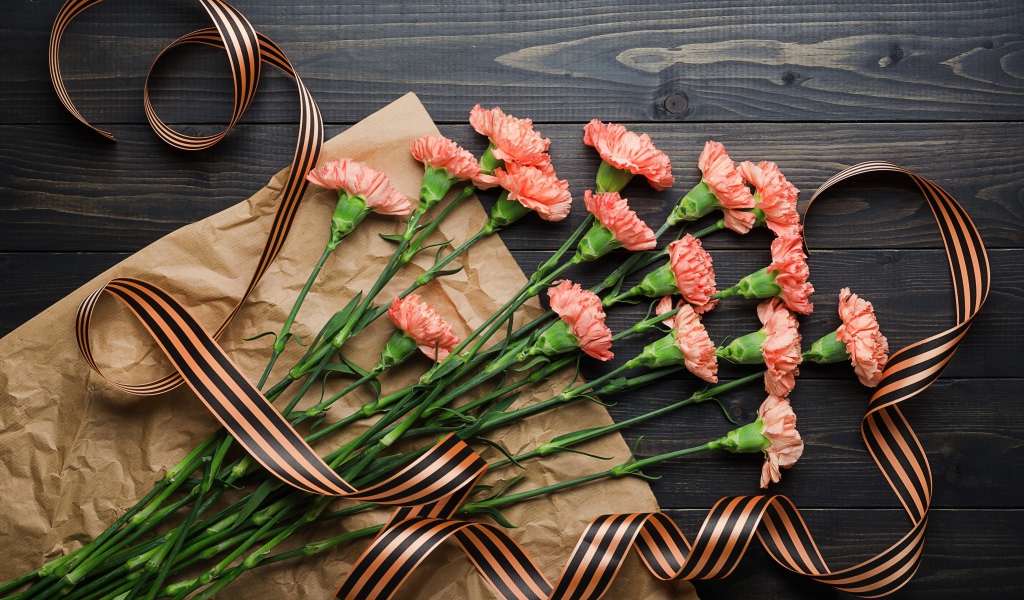 Букет розовых гвоздик с георгиевской лентой на День победы 9 мая 