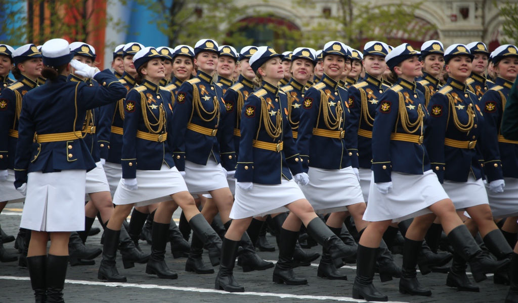 Девушки в форме на параде ко дню Победы 9 мая