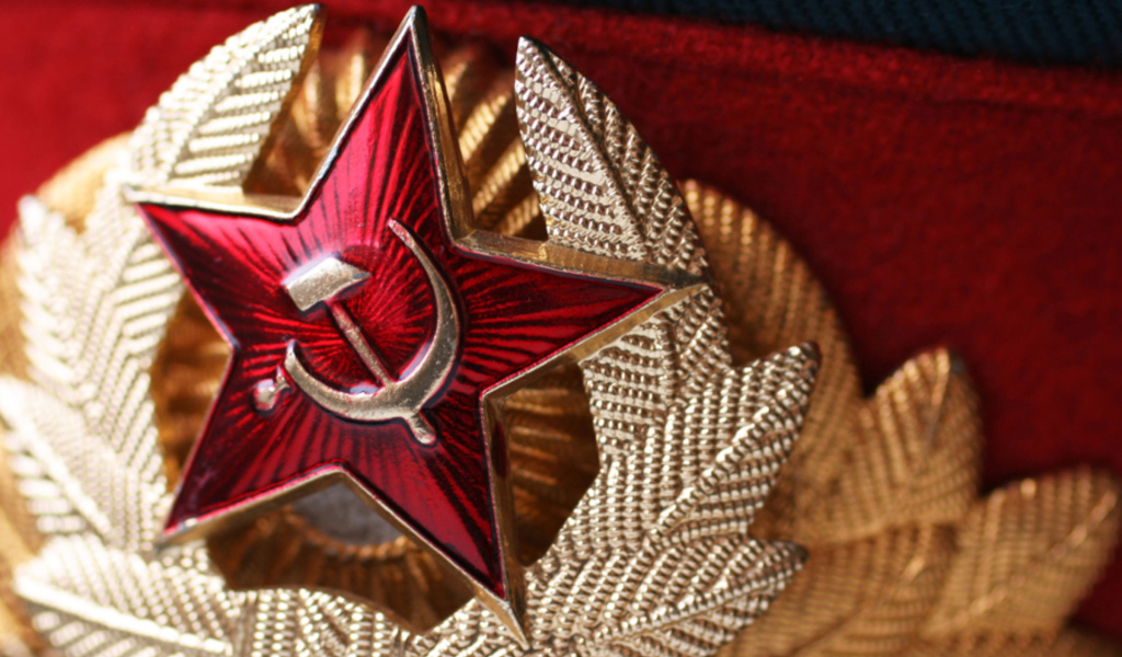 Красная звезда с серпом и молотом на фуражке 