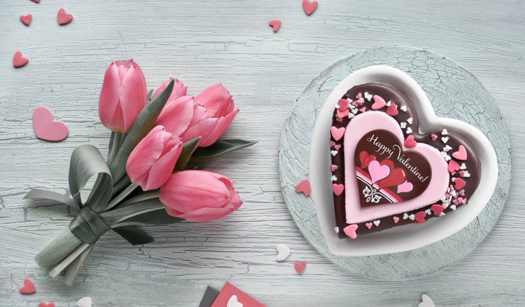 Пирожное и букет розовых тюльпанов для любимой на 14 февраля