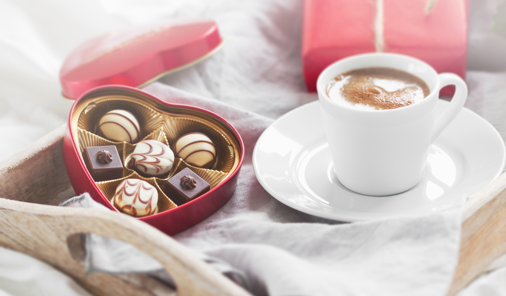 Чашка кофе и коробка конфет для любимой на 14 февраля 