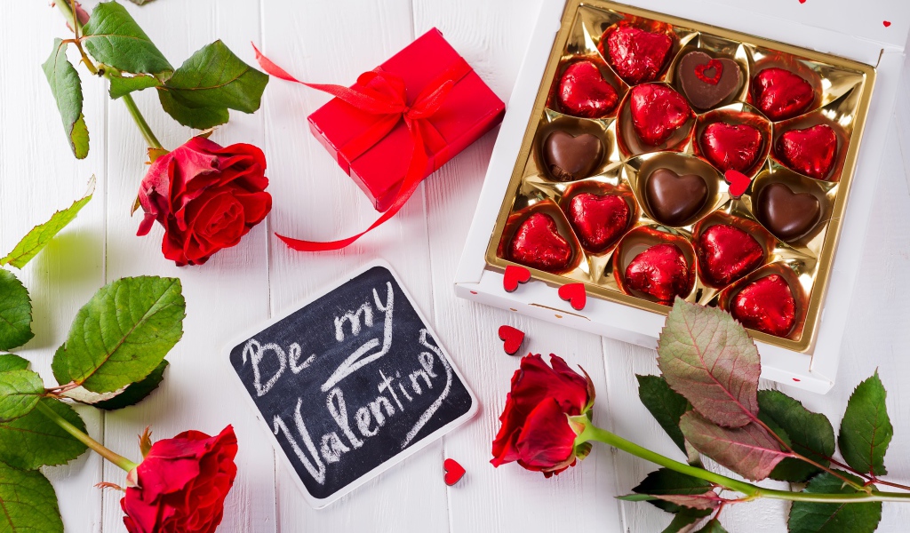 Коробка конфет с цветами розы и подарком на День Святого Валентина