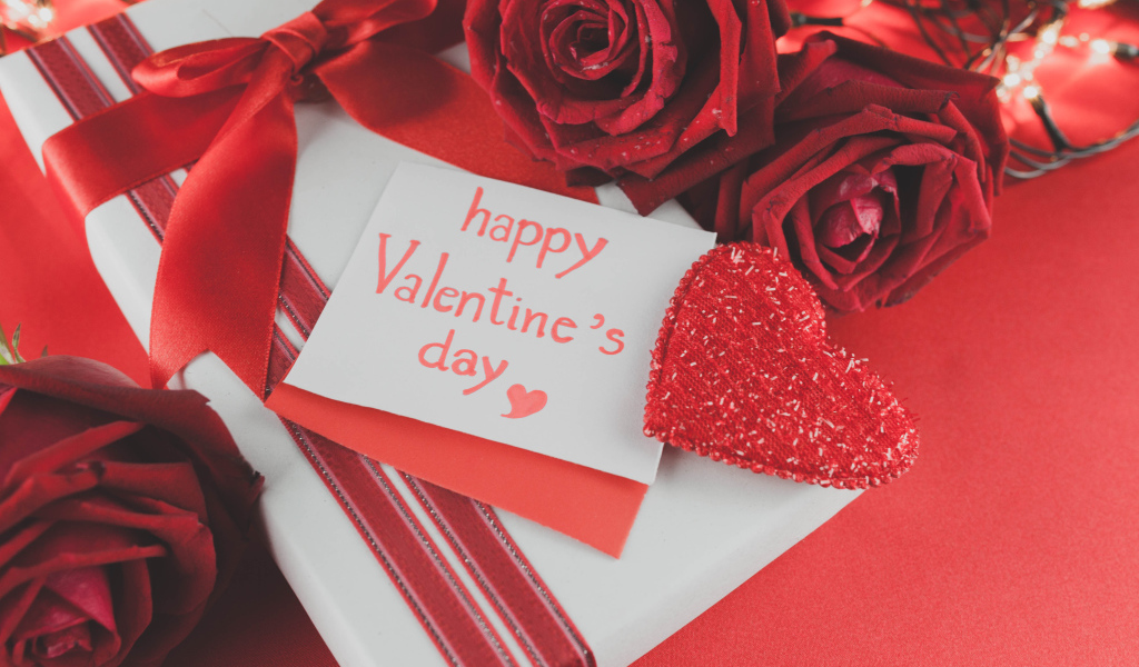 Подарок и открытка с цветами на День Влюбленных 14 февраля