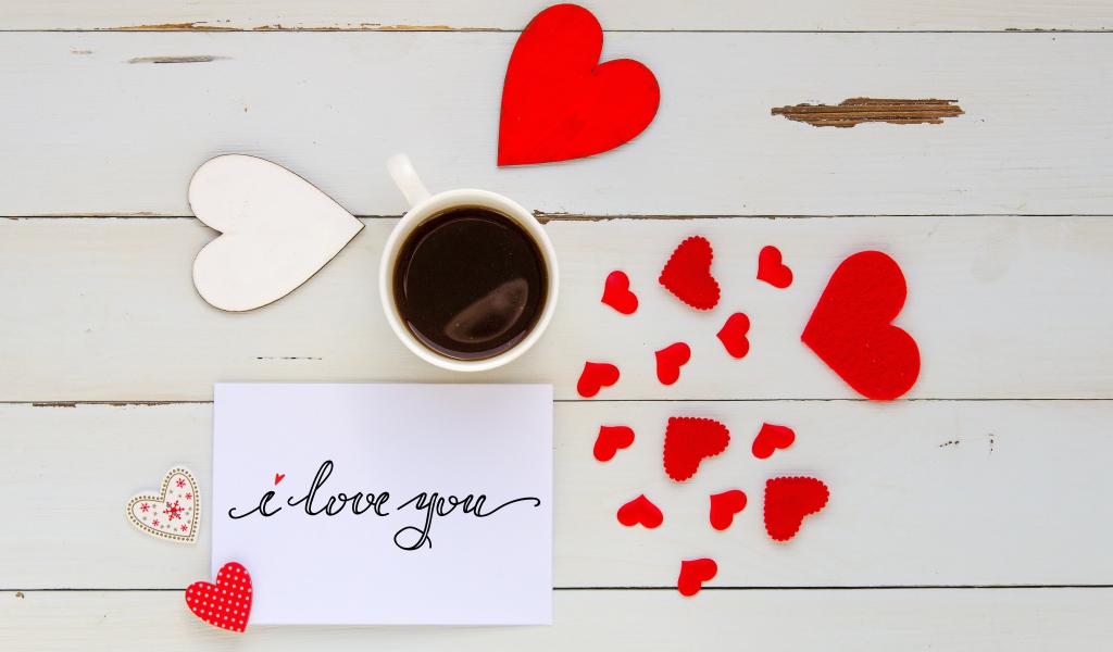 Сердечки и чашка кофе на столе для любимой на 14 февраля