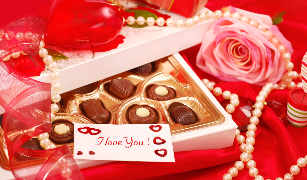 Жемчужные бусы, конфеты и роза для любимой на 14 февраля