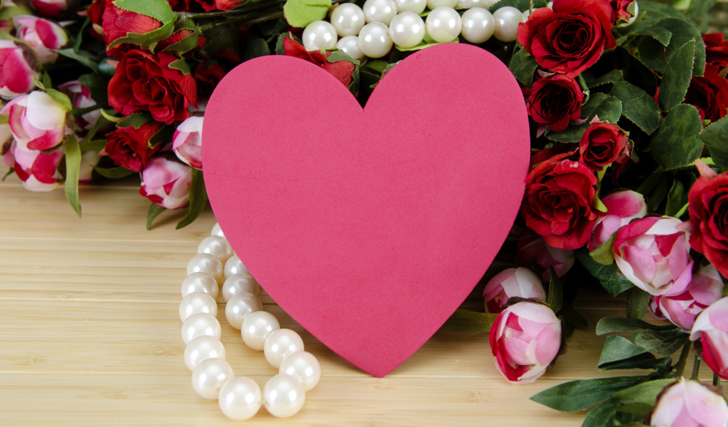 Розовое сердце, букет роз и бусы из жемчуга для любимой на день влюбленных