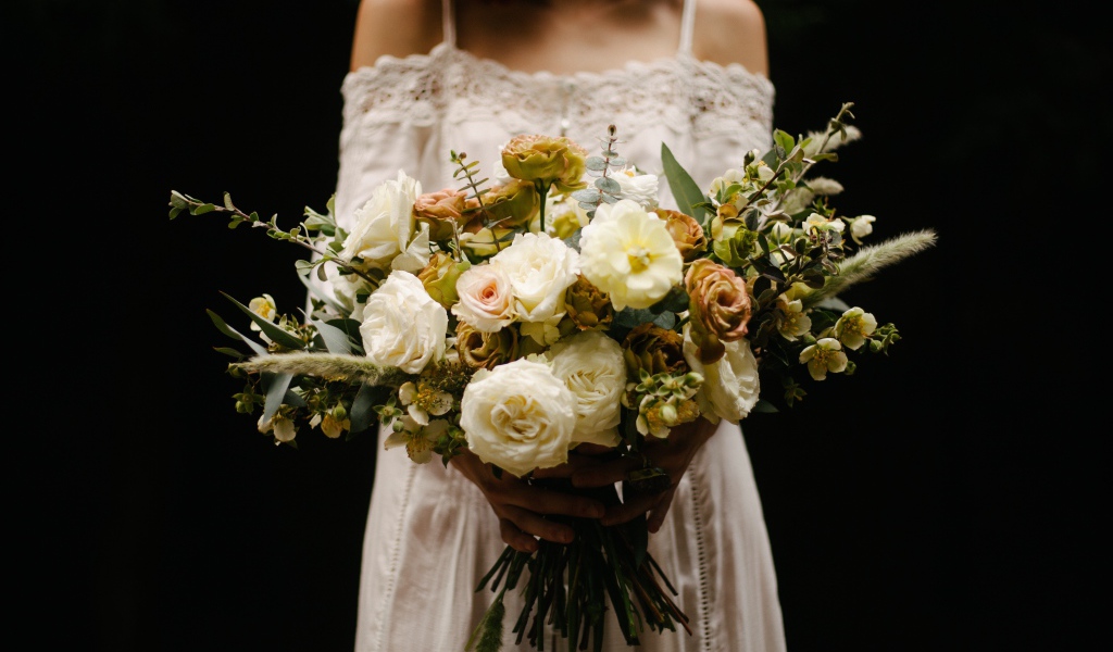 Красивый букет у девушки невесты на черном фоне 