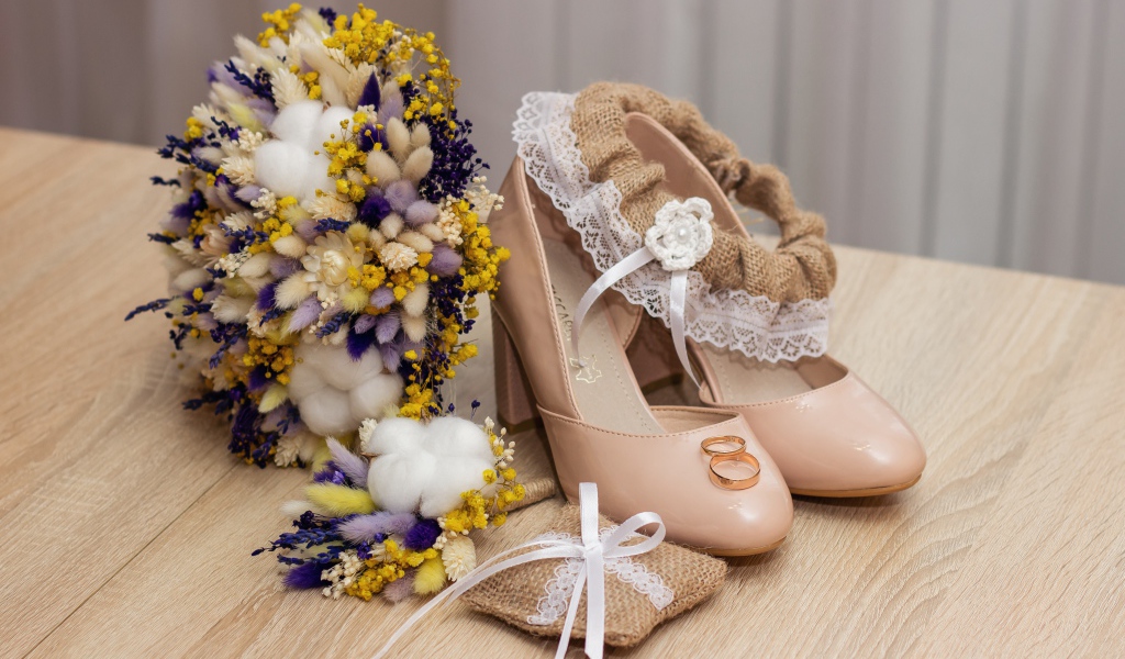 Букет цветов, туфли и обручальные кольца 