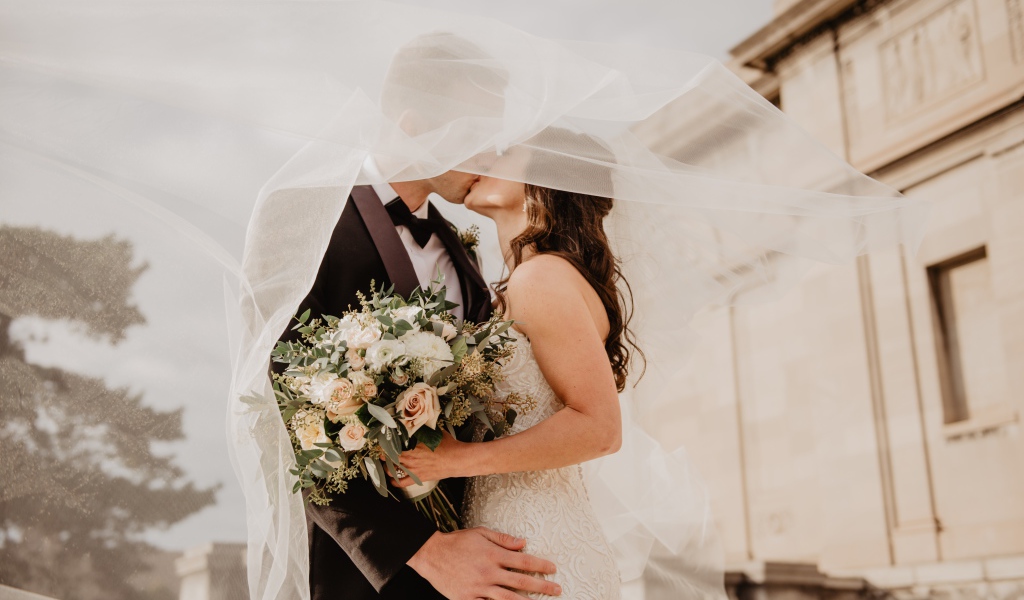 Сладкий поцелуй жениха и невесты 