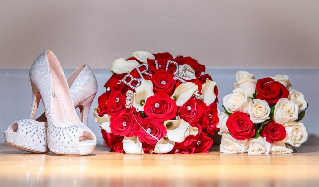 Два свадебных букета с белыми туфлями невесты 