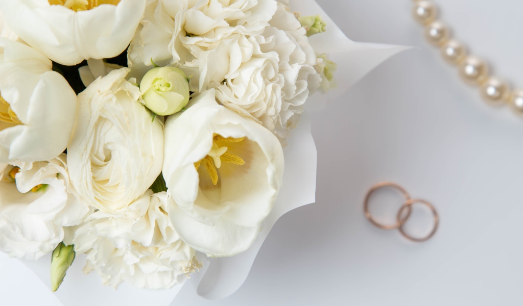 Белый свадебный букет с обручальными кольцами