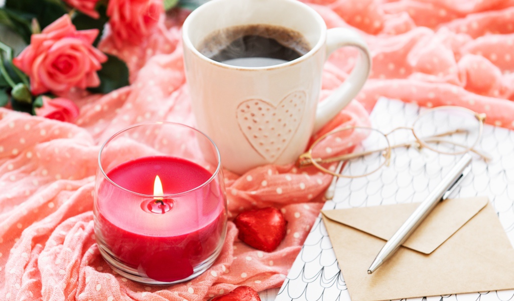 Чашка кофе, свеча, конфеты, букет роз и письмо для любимой