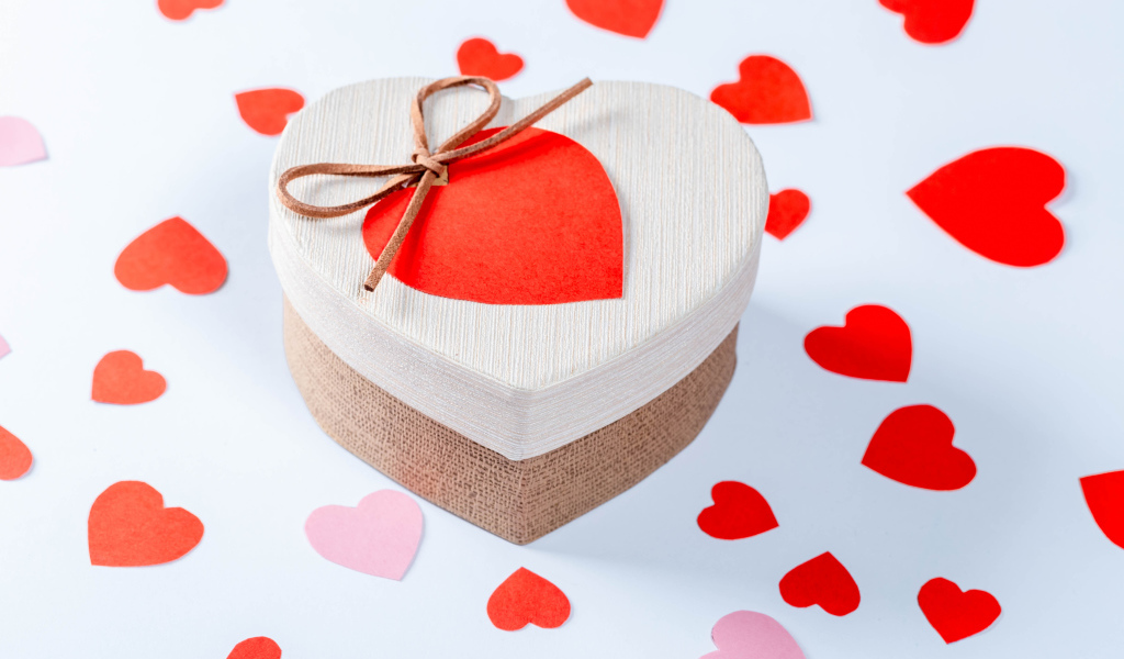 Большая коробка с подарком для любимой 