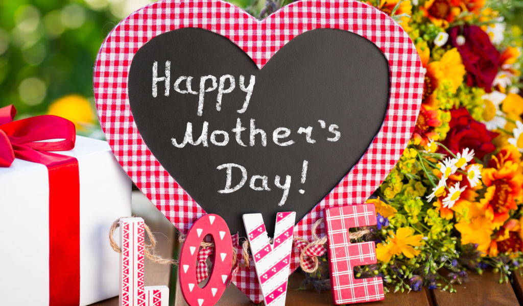 Большое сердце и надпись LOVE на день матери 