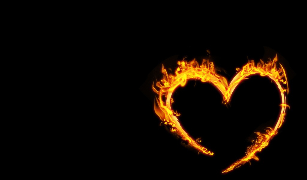 Яркое огненное сердце на черном фоне