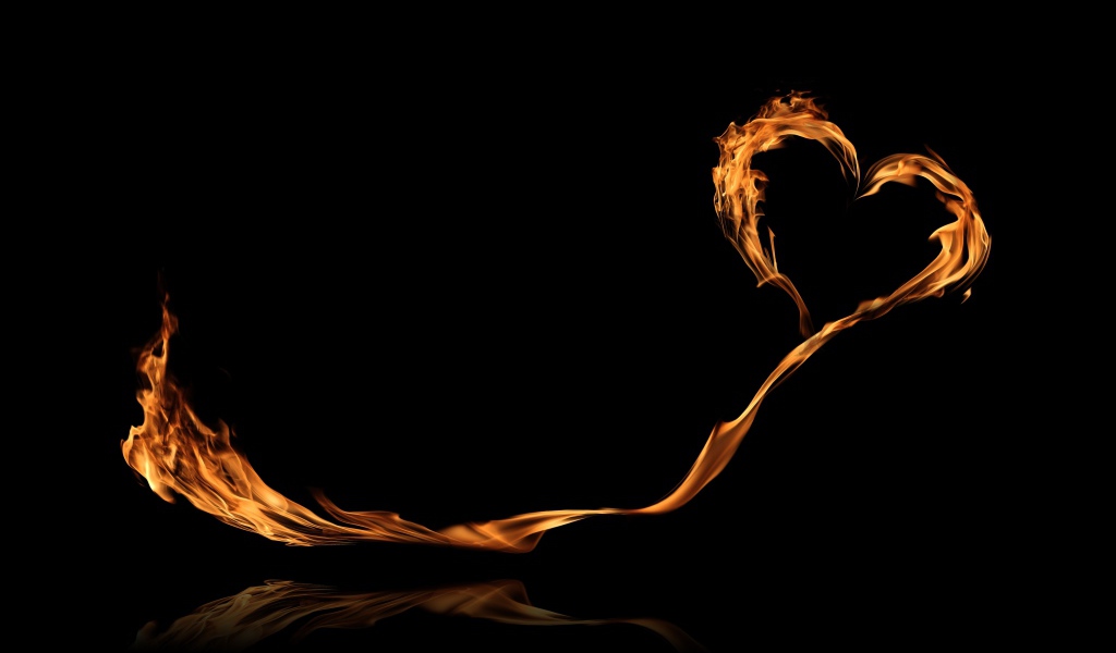 Яркое огненное сердце с длинным хвостом на черном фоне