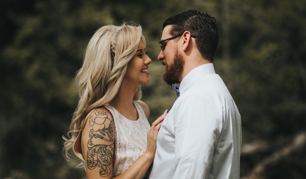 Влюбленная пара в белых нарядах 